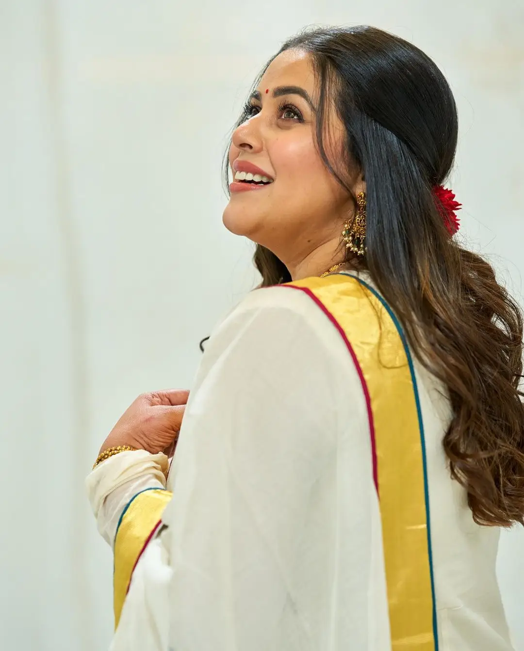 SOUTH INDIAN ACTRESS SHAMNA KASIM STILLS IN WHITE DRESS 8